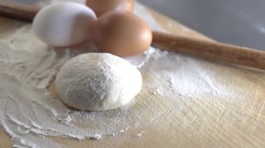 Annem çocukları için pastane ürünleri hazırlayacak.