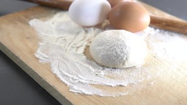 Annem çocukları için pastane ürünleri hazırlayacak.