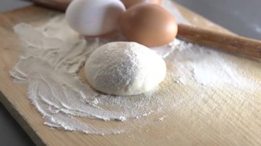 Annem çocukları için pastane ürünleri hazırlayacak.