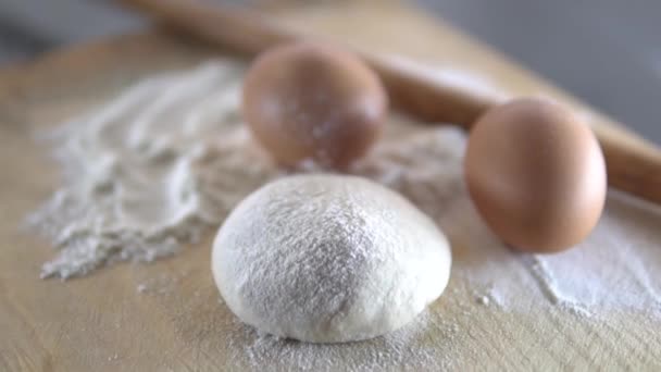 Mor Kommer Att Förbereda Bageriprodukter För Sina Barn — Stockvideo