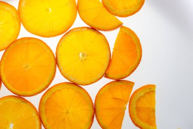 Taze dilimlenmiş turunçgillerin renkli versiyonları.