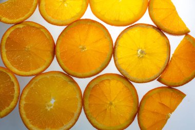 Taze dilimlenmiş turunçgillerin renkli versiyonları.