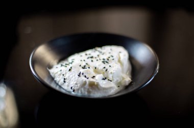 Sağaltıcı kaynak süt, yoğurt ve siyah kimyon.