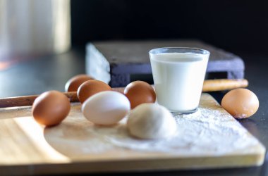 Annem çocukları için pastane ürünleri hazırlayacak.