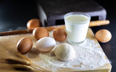 Annem çocukları için pastane ürünleri hazırlayacak.