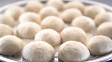 Anne çocukları için hamur yoğurur.