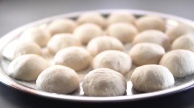 Anne çocukları için hamur yoğurur.