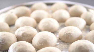 Anne çocukları için hamur yoğurur.