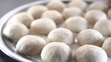 Anne çocukları için hamur yoğurur.