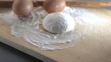 Anne çocukları için hamur yoğurur.