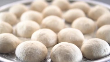 Anne çocukları için hamur yoğurur.