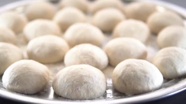 Anne çocukları için hamur yoğurur.