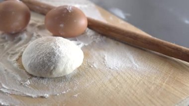 Anne çocukları için hamur yoğurur.