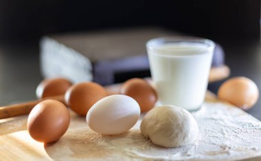 Annem çocukları için pastane ürünleri hazırlayacak.