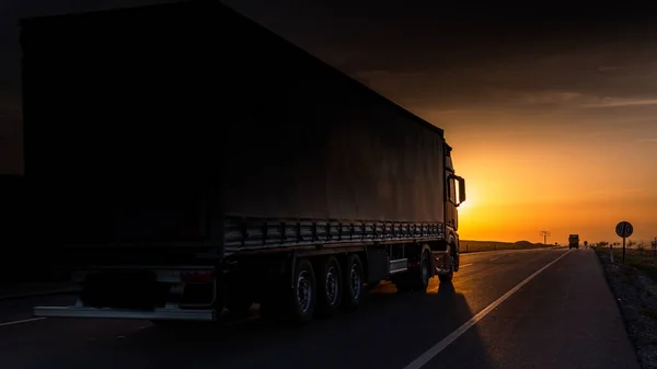Fahrzeuge Exportieren Bei Sonnenaufgang Stockfoto