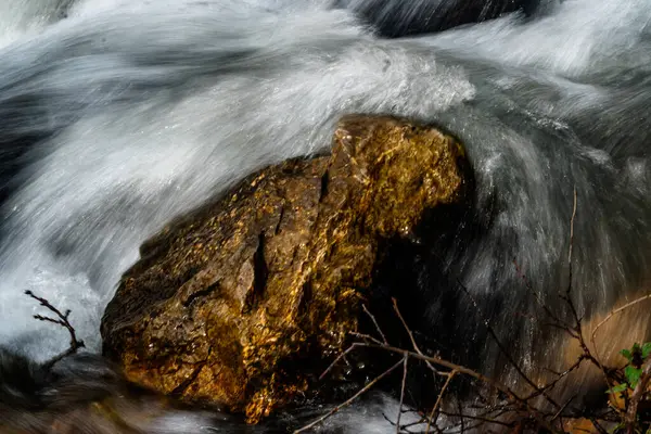 从山中某一点流出的天然溪流 — 图库照片
