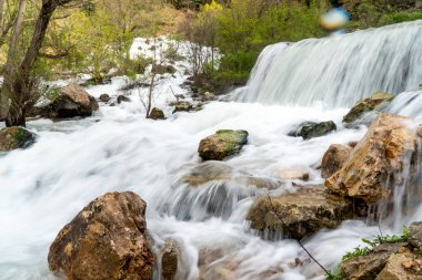 Dağın bir noktasından çıkan doğal akıntı.