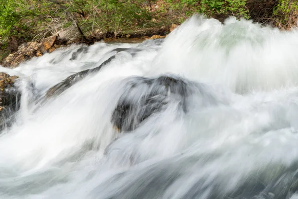 从山中某一点流出的天然溪流 — 图库照片