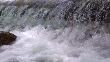 Dağın bir noktasından çıkan doğal akıntı.