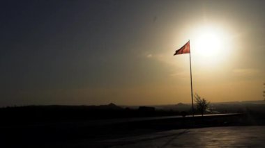 Günbatımı filminde Türk bayrağı dalgalanıyor