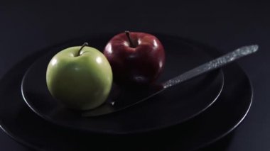 Sağlıklı elmalar servis edilmeye hazır.