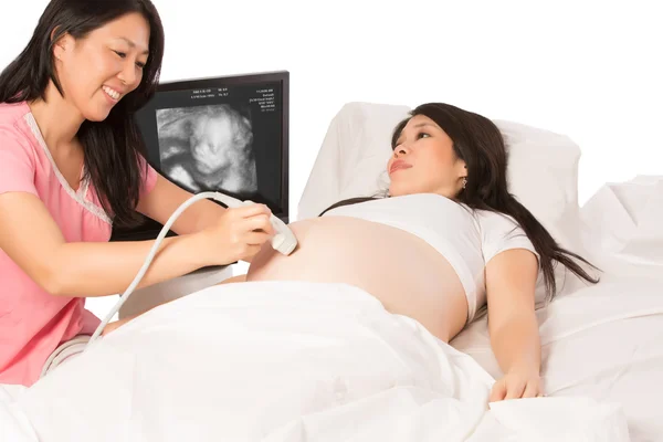 초음파 시험 데 임신 아시아 엄마 스톡 사진