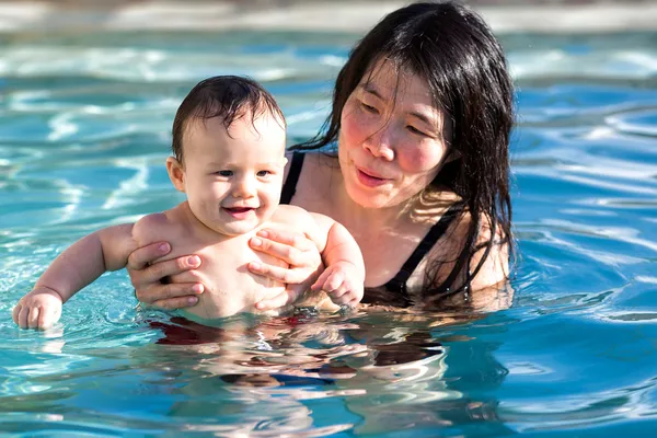 Niño en la piscina — Foto de Stock