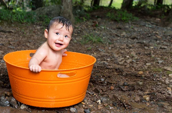 Lindo bebé chico takng baño — Foto de Stock