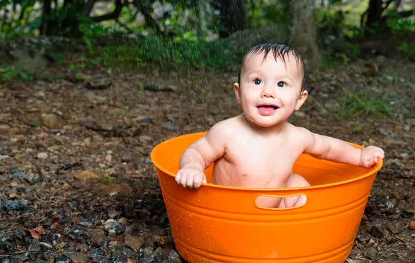 Carino bambino ragazzo takng bagno Immagine Stock