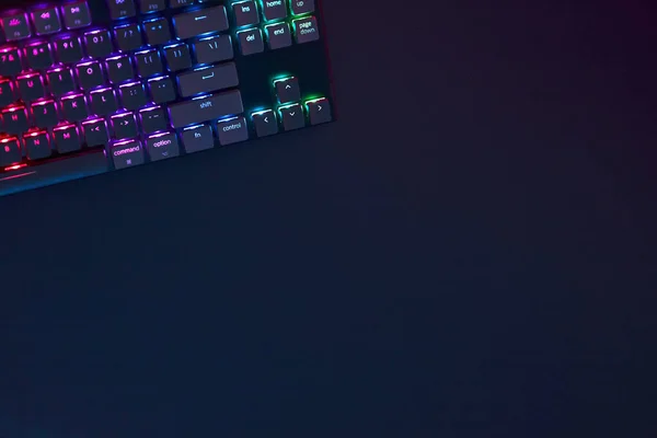 Gökkuşağı Renkleri Çalışma Alanının Köşesindeki Bilgisayar Klavyesini Aydınlattı Profesyonel Bilgisayar — Stok fotoğraf