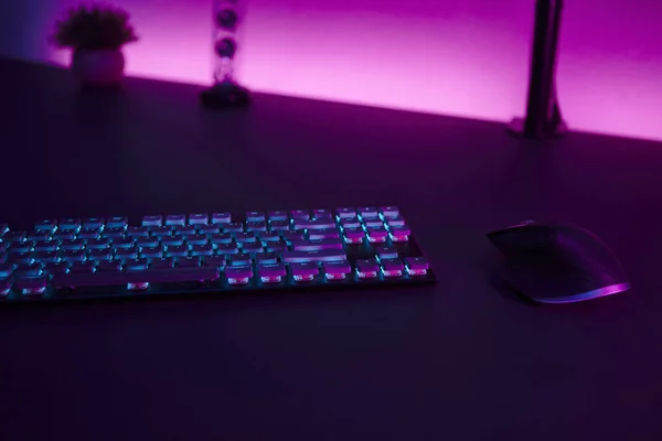Bilgisayarın Giriş Cihazlarının Düşük Işık Sahnesi Arka Planda Pembe Işıklı — Stok fotoğraf