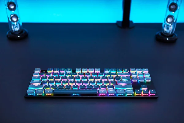 Color Backlighted Gaming Computer Keyboard Laying Grey Desk Blue Illuminated — Stock Photo, Image