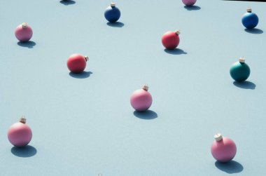 Eski mavi yüzeye karşı çeşitli renkli Noel balolarının üst görüntüsü. Dokulu arkaplanda yılbaşı süslemesi.