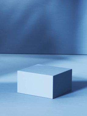 Mavi tonlu kare boş kaide ve gölgeli arka plan. Ürünleriniz için 3d bilgisayar grafik şablonu. Boş şablon.