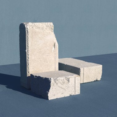 Taş ya da beton bloklar kaide olarak kullanılıyor. Ürünleriniz için konsept olarak 3d bilgisayar grafik şablonu.