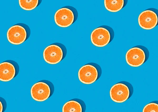 Üst manzara portakal meyvesi kesimi gökyüzü mavi arka plan izole. Eğlenceli yaratıcı meyve modası soyut duvar kağıdı tasarımı. Citrus meyve desenli yaratıcı moda duvar kâğıdı