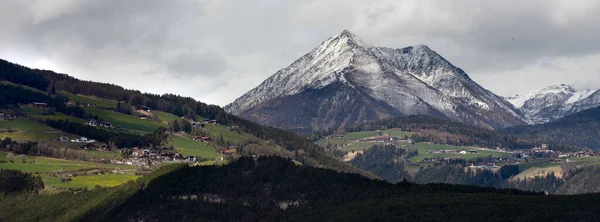 Alplerdeki Bir Dağın Panoramik Manzarası Çayır Ormanlı Telifsiz Stok Imajlar