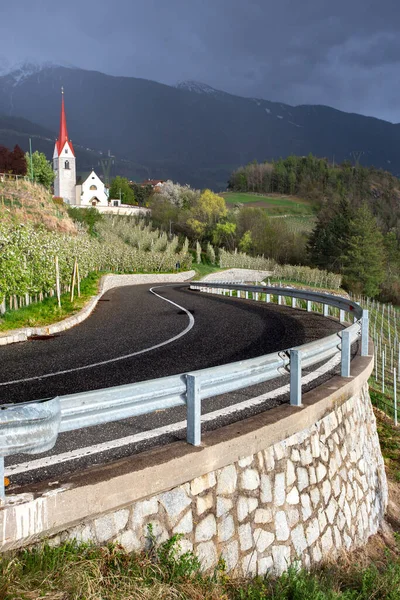 Dark Clouds Road Church Alps Φωτογραφία Αρχείου