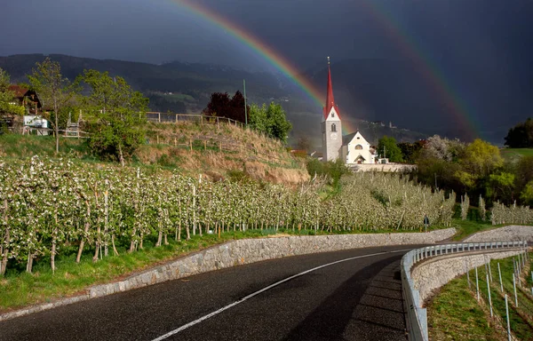 Yolun Üzerindeki Gökkuşağı Alplerdeki Kilise Telifsiz Stok Imajlar