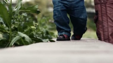 Bebek ilk adımları. gülümsemek atış, hd