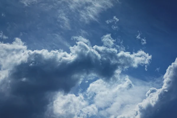 बादल के साथ नीला चिंतित आकाश — स्टॉक फ़ोटो, इमेज