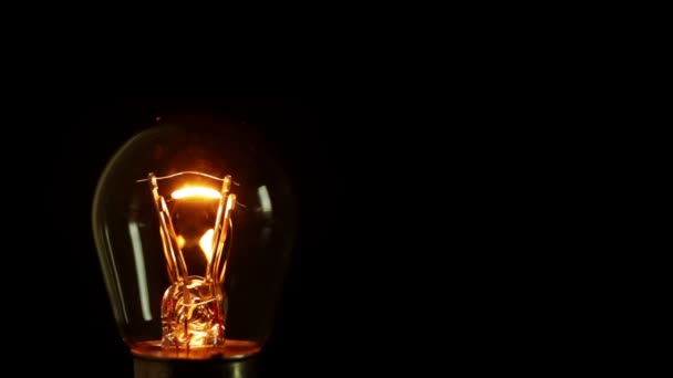 ampoule filament s'allume. Trois vues différentes dans un clip .