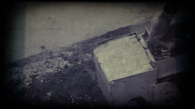 Asfalt Kompaktör üzerinde çalışan adam