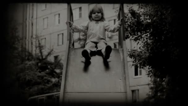 Kinder verbringen Zeit in Spielplatz-Rutsche — Stockvideo