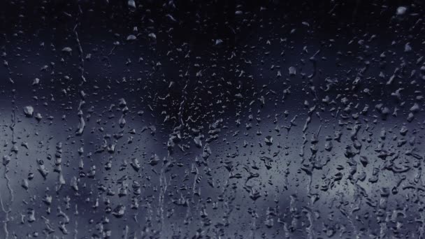 Modré dešťové kapky na okenní sklo. — Stock video