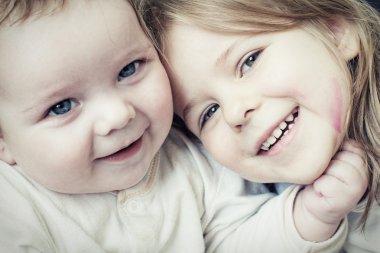 iki mutlu bebek. yüksek ISO.