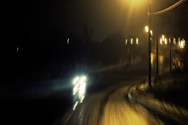 Romantic night view of the road turn with lanterns. Blurred shot — Stock Photo, Image