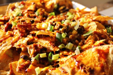 Barbekü fasulye ve Mısır cips