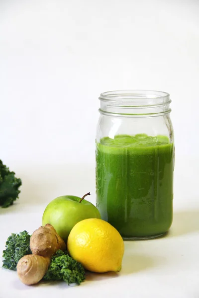 緑のジュースの瓶 — ストック写真