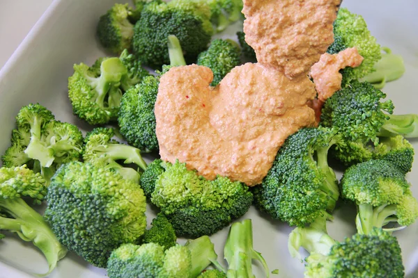 Broccoli crudi con salsa di formaggio — Foto Stock